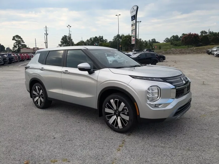 2025 Mitsubishi Outlander SE photo 1