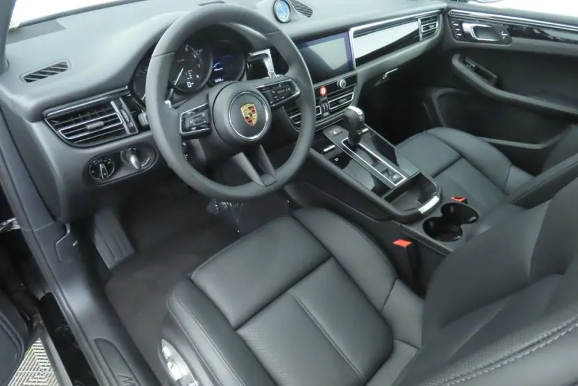 2025 Porsche Macan Base photo 1