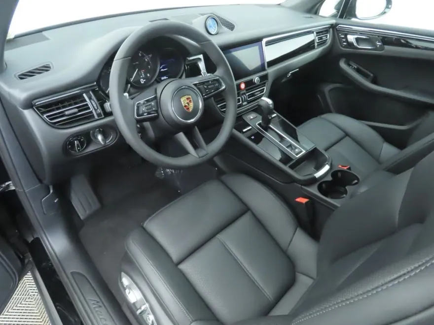 2025 Porsche Macan Base photo 1