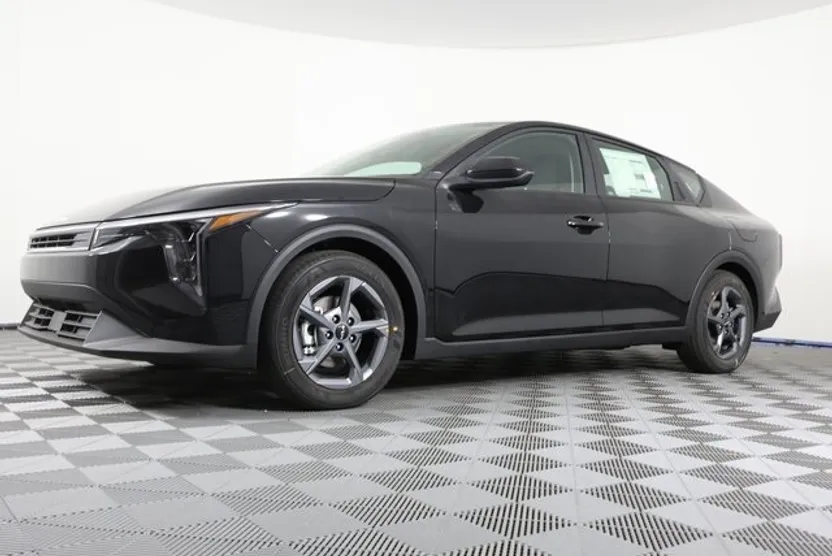 2025 Kia K4 LXS photo 1