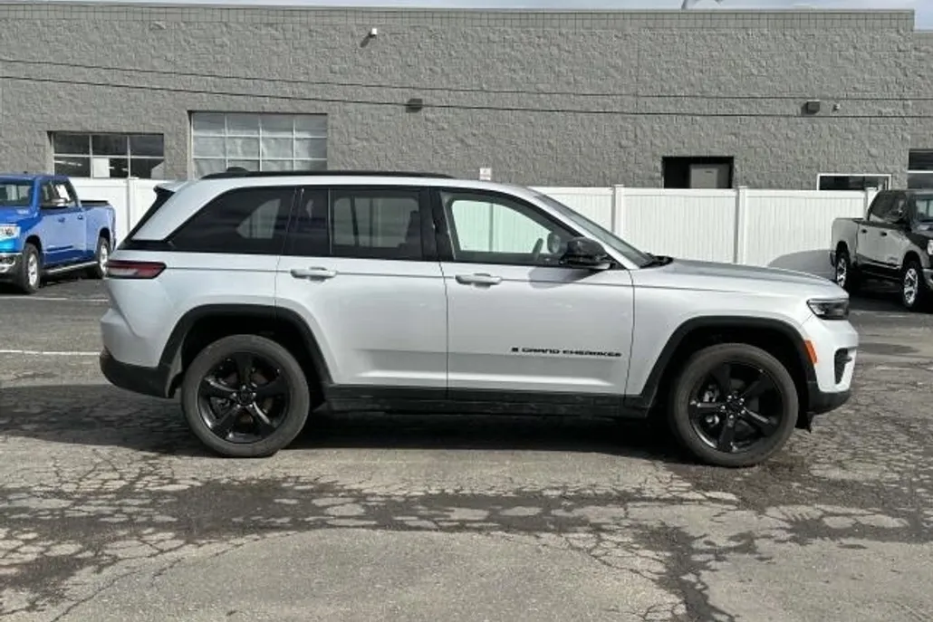 2023 Jeep Grand Cherokee Laredo photo 1