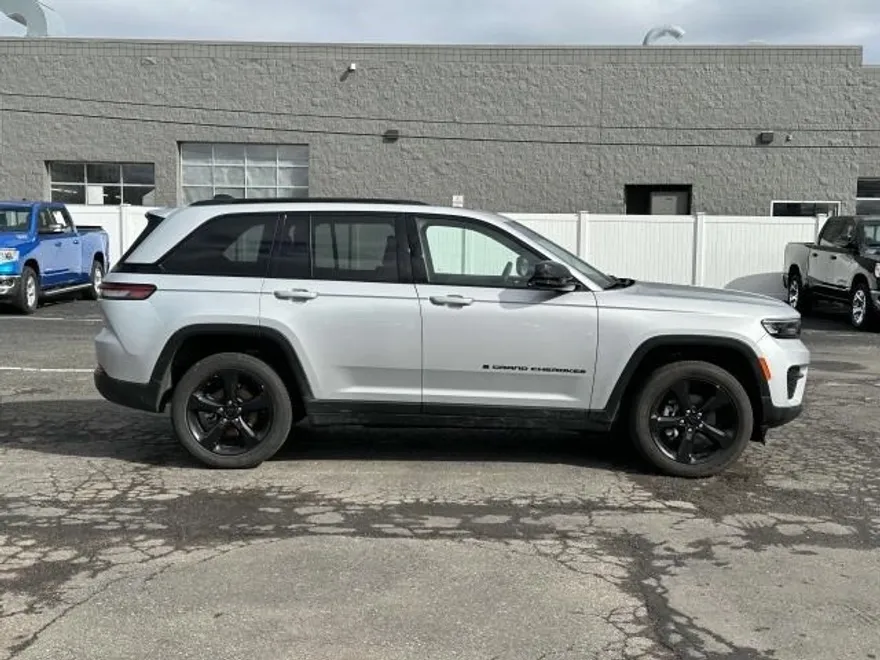 2023 Jeep Grand Cherokee Laredo photo 1