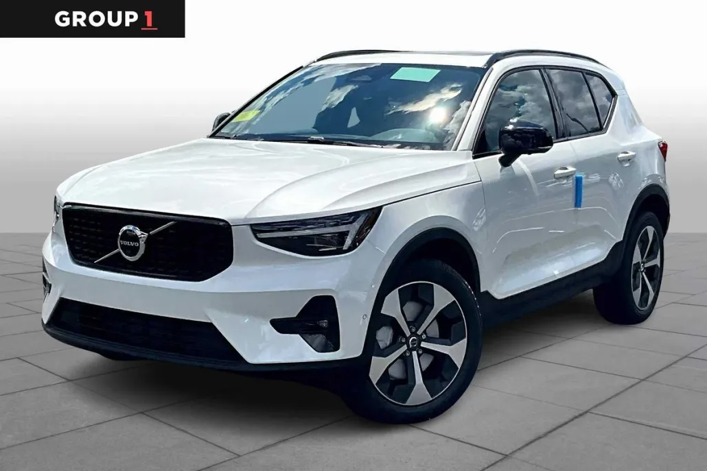 2026 Volvo XC40 Plus photo 1