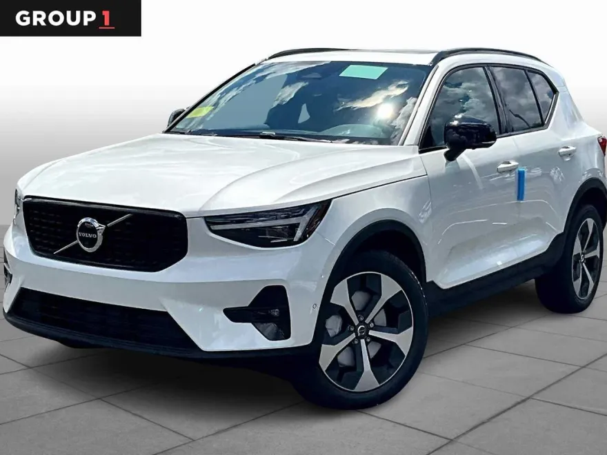 2026 Volvo XC40 Plus photo 1