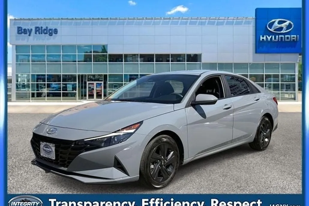 2023 Hyundai Elantra SEL photo 1