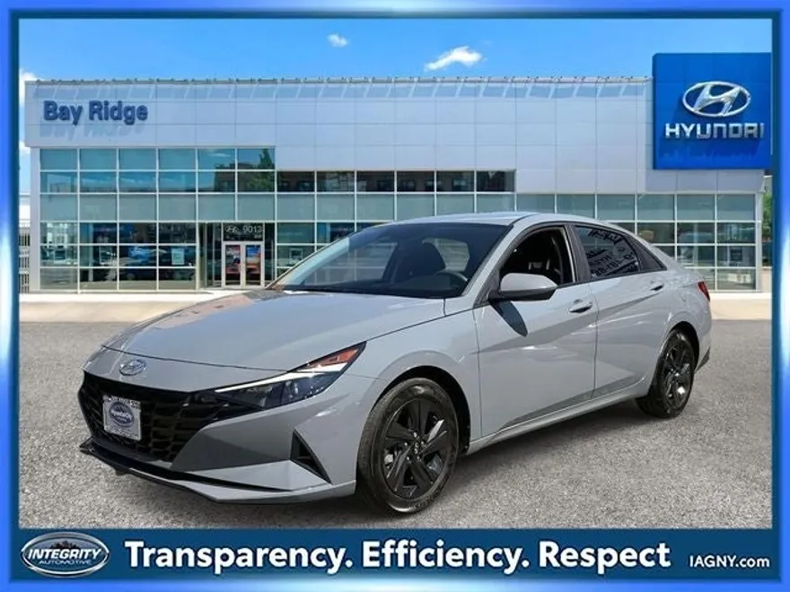 2023 Hyundai Elantra SEL photo 1