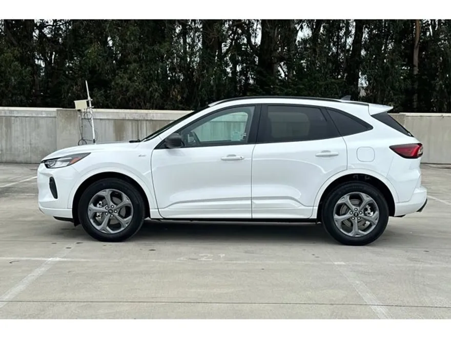 2023 Ford Escape ST-Line photo 1