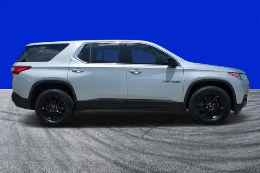 2021 Chevrolet Traverse LS photo 1