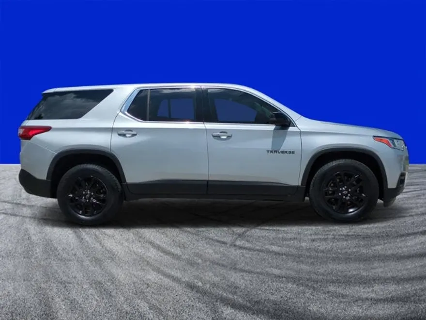 2021 Chevrolet Traverse LS photo 1