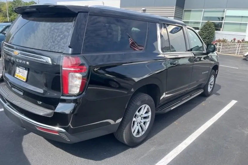 2021 Chevrolet Suburban LT photo 1