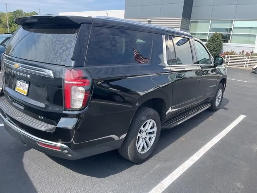 2021 Chevrolet Suburban LT photo 1