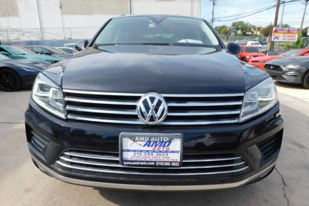 2016 Volkswagen Touareg Sport photo 1
