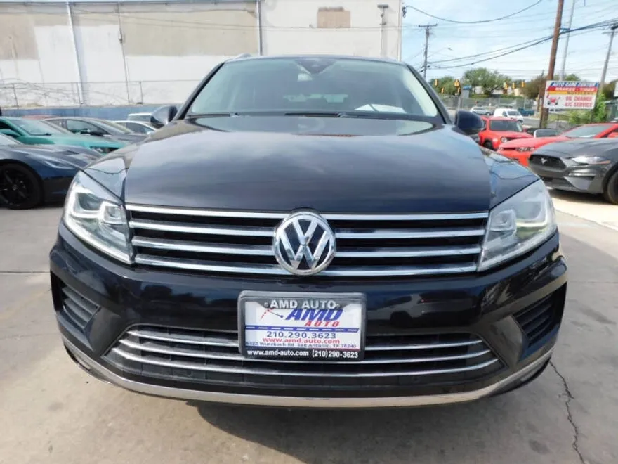 2016 Volkswagen Touareg Sport photo 1