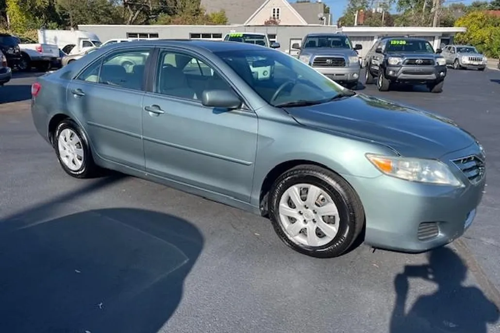 2010 Toyota Camry LE photo 1