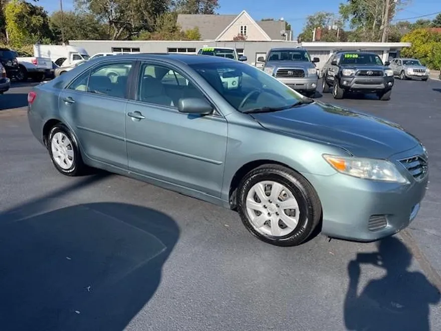 2010 Toyota Camry LE photo 1