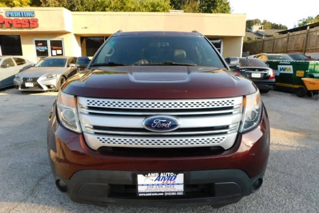 2015 Ford Explorer XLT photo 1