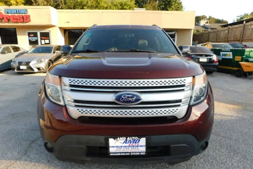 2015 Ford Explorer XLT photo 1