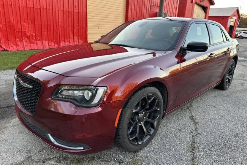 2019 Chrysler 300 Touring photo 1