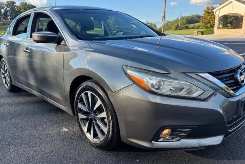 2017 Nissan Altima 2.5 SV photo 1