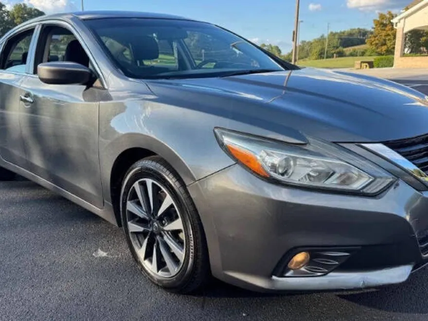2017 Nissan Altima 2.5 SV photo 1