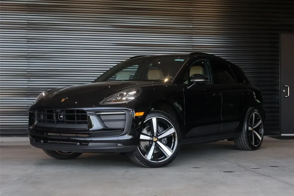 2025 Porsche Macan T photo 1