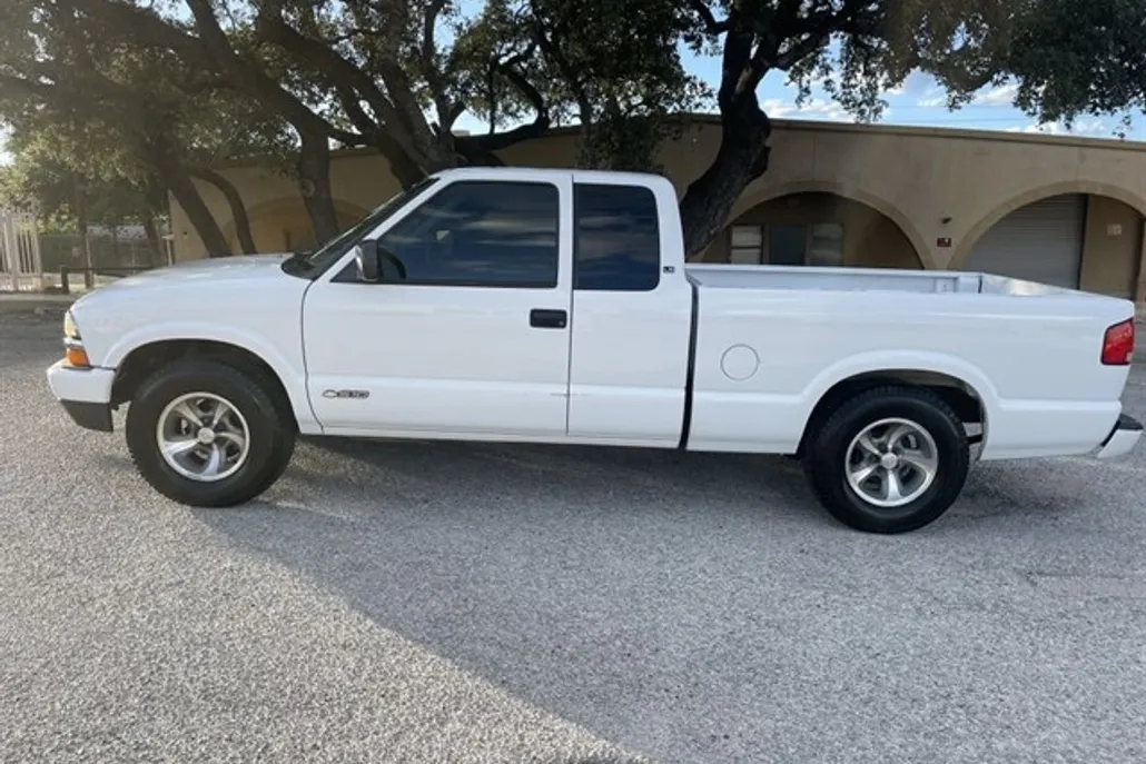 2003 Chevrolet S-10 Pickup photo 1