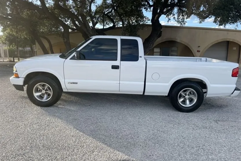 2003 Chevrolet S-10 Pickup photo 1