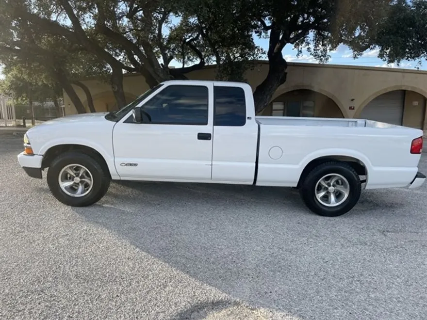 2003 Chevrolet S-10 Pickup photo 1