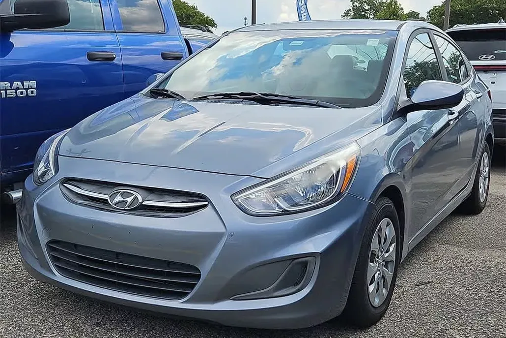 2017 Hyundai Accent SE photo 1