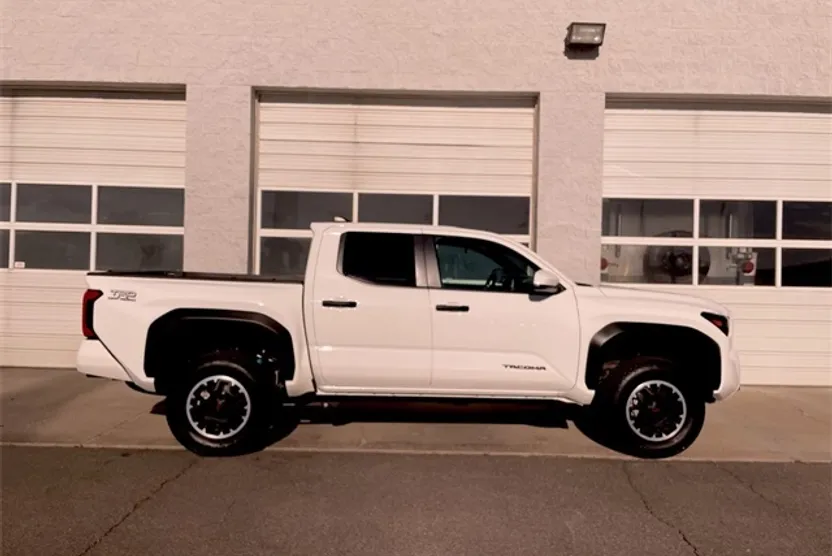 2024 Toyota Tacoma TRD Off-Road photo 1