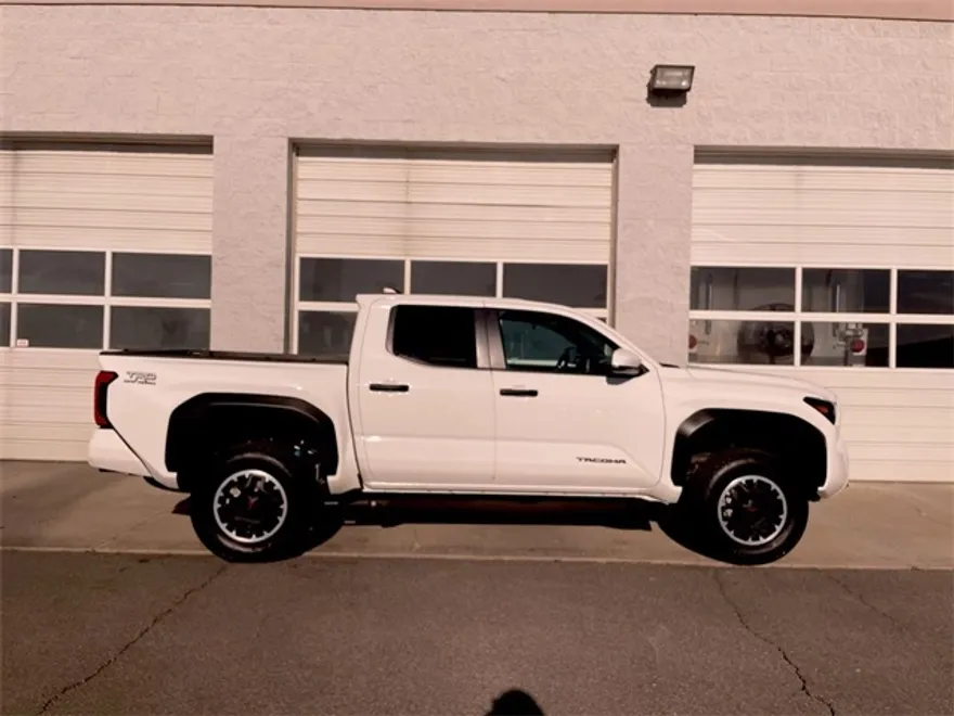 2024 Toyota Tacoma TRD Off-Road photo 1