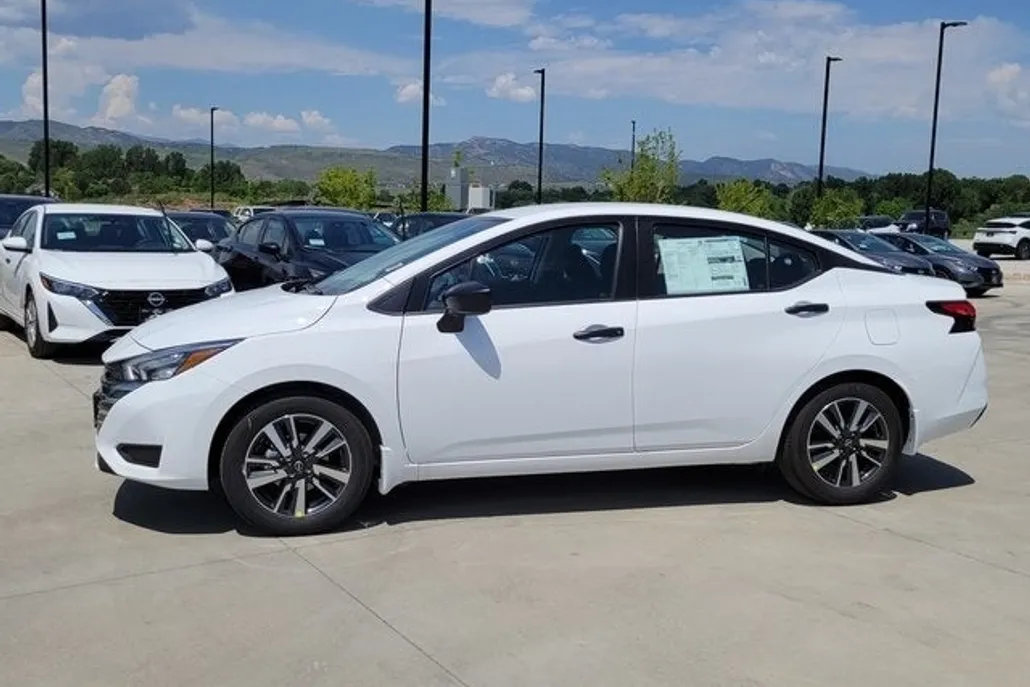 2025 Nissan Versa 1.6 S photo 1
