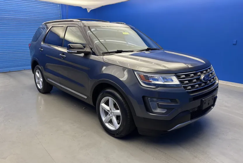 2017 Ford Explorer XLT photo 1