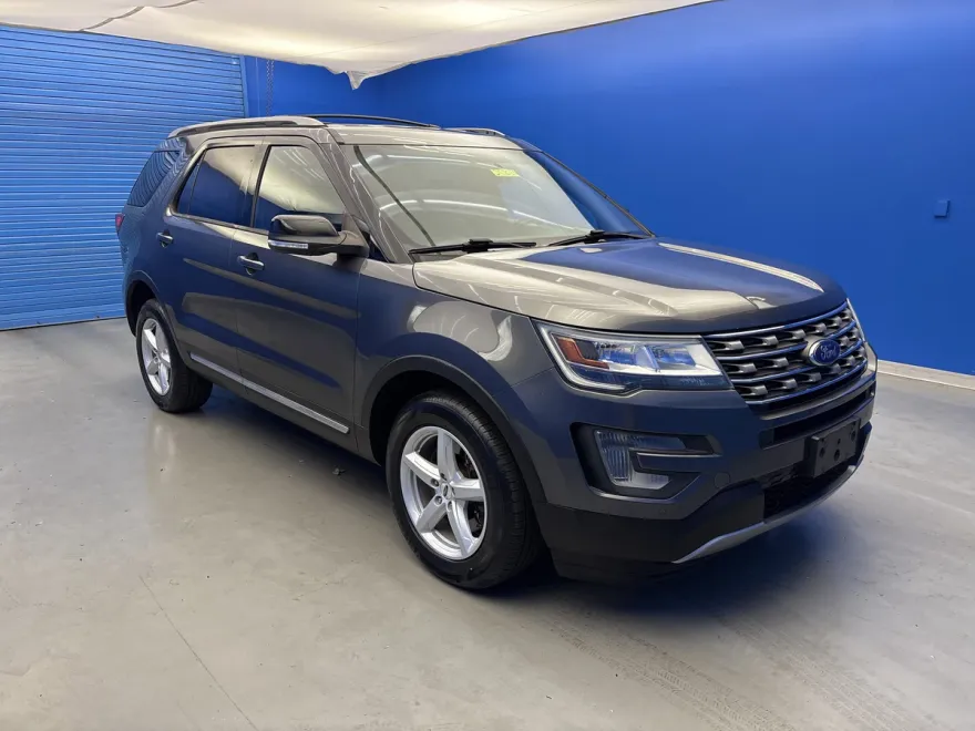 2017 Ford Explorer XLT photo 1
