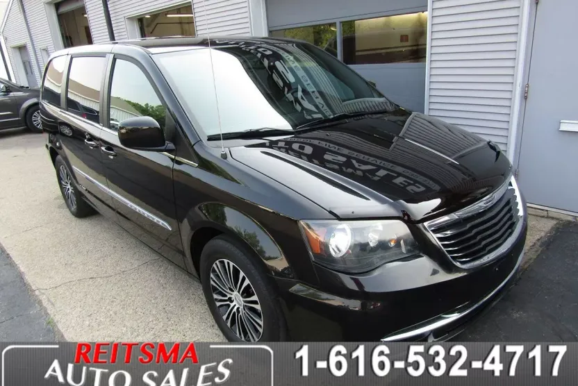 2014 Chrysler Town & Country S photo 1