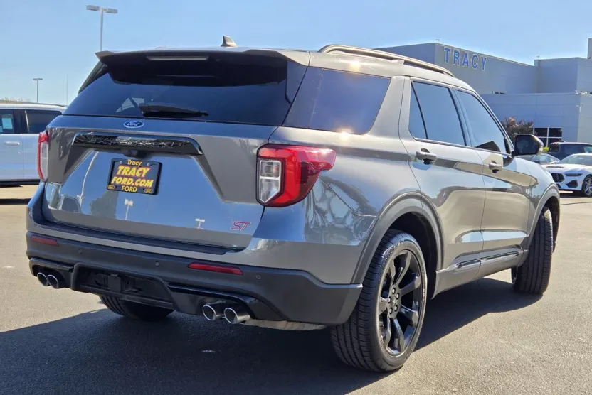 2023 Ford Explorer ST photo 1