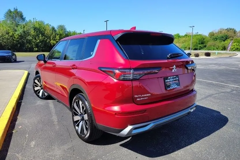 2025 Mitsubishi Outlander SE photo 1