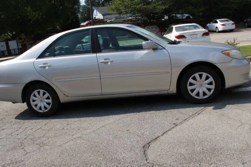 2005 Toyota Camry LE photo 1