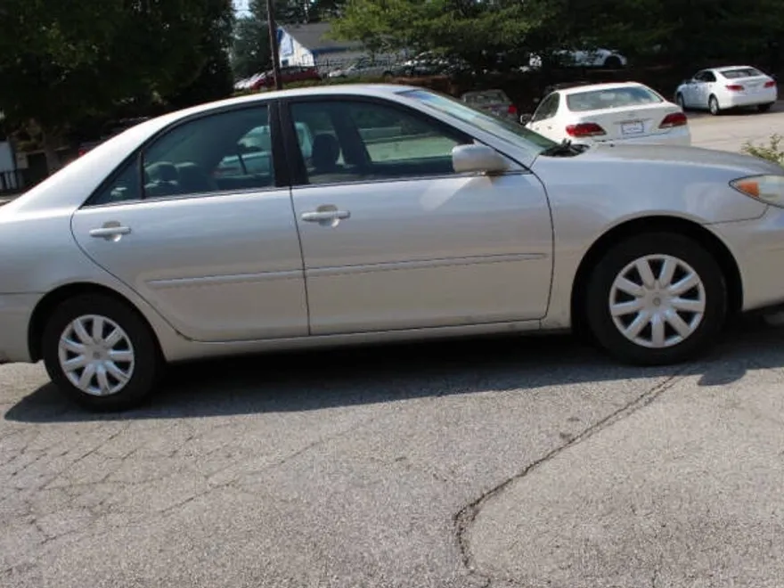 2005 Toyota Camry LE photo 1