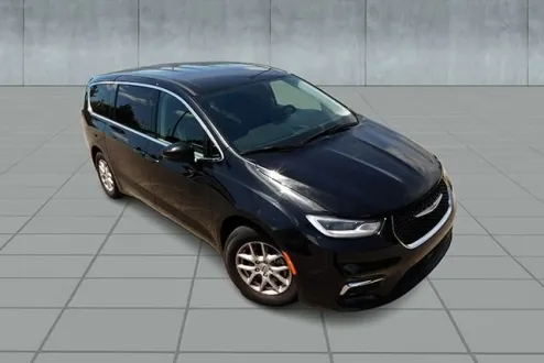 2023 Chrysler Pacifica Touring L photo 2