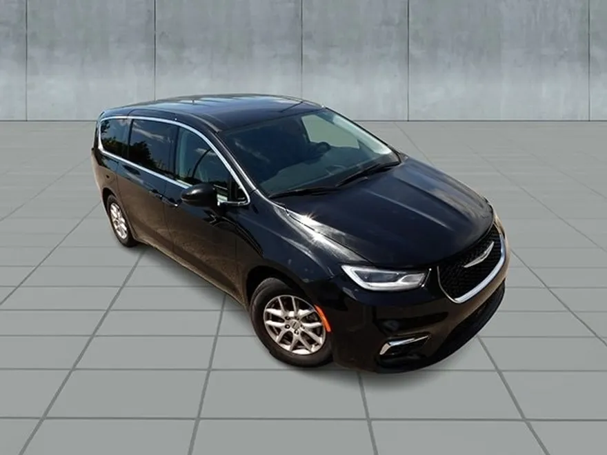 2023 Chrysler Pacifica Touring L photo 2