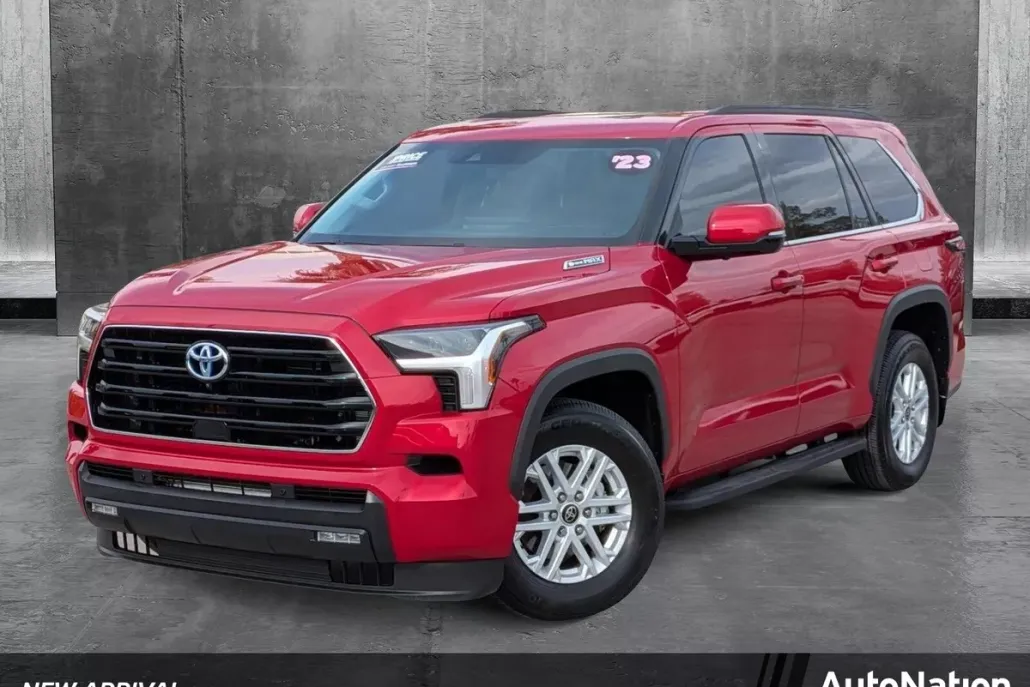 2023 Toyota Sequoia SR5 photo 1