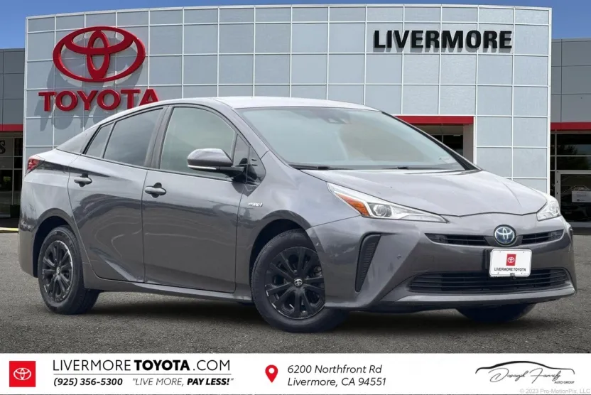2019 Toyota Prius LE photo 1