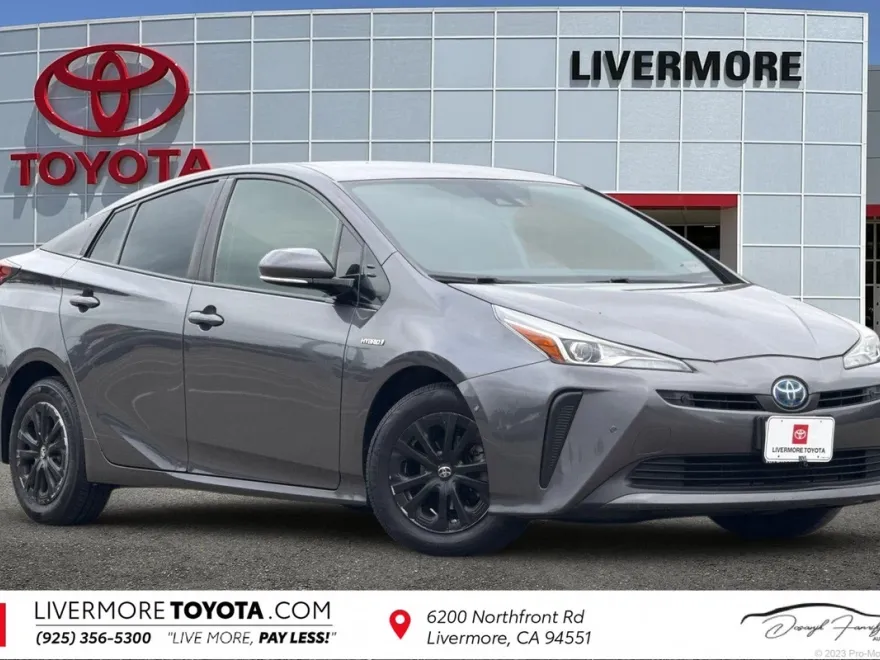 2019 Toyota Prius LE photo 1