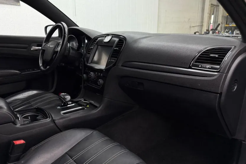 2014 Chrysler 300 photo 1