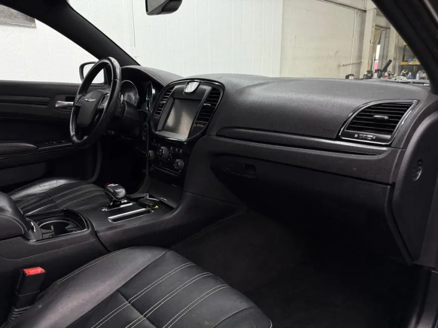 2014 Chrysler 300 photo 1