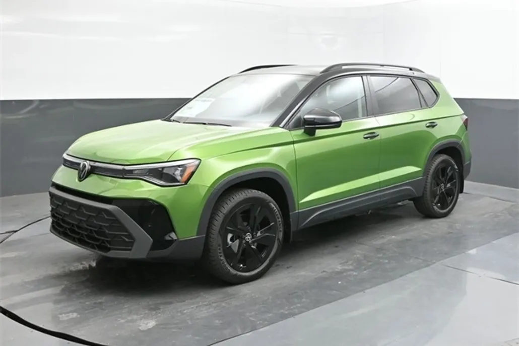 2025 Volkswagen Taos SE photo 1