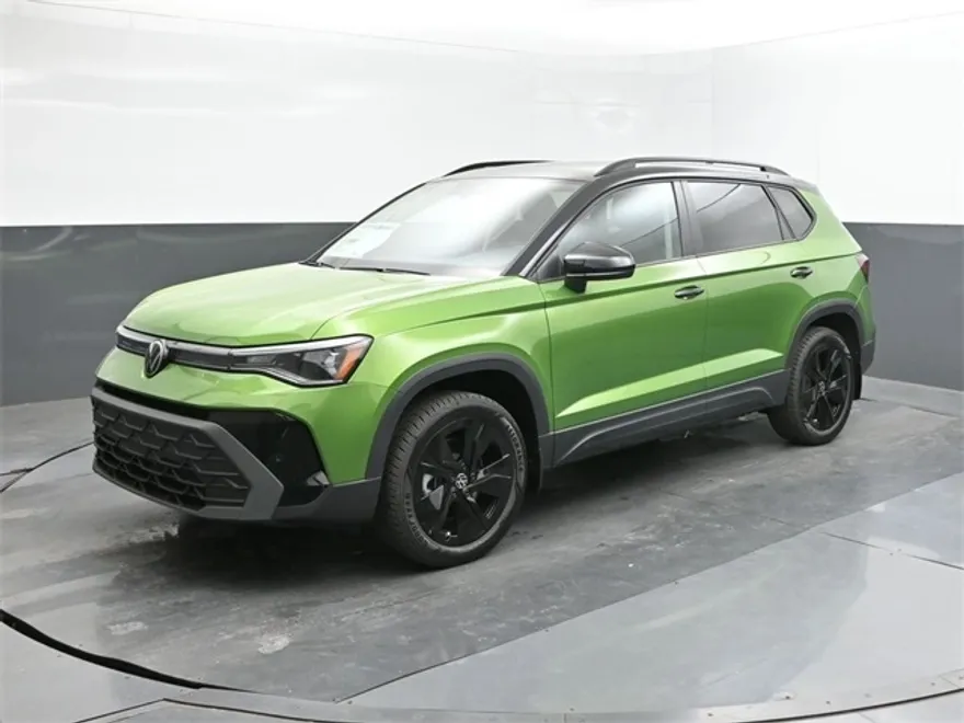 2025 Volkswagen Taos SE photo 1