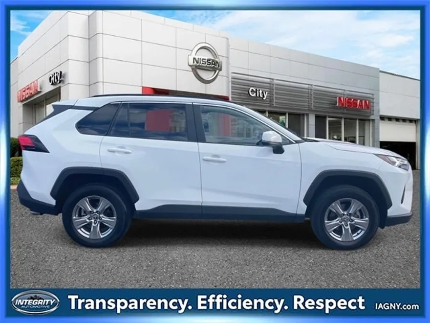 2024 Toyota RAV4 XLE photo 1