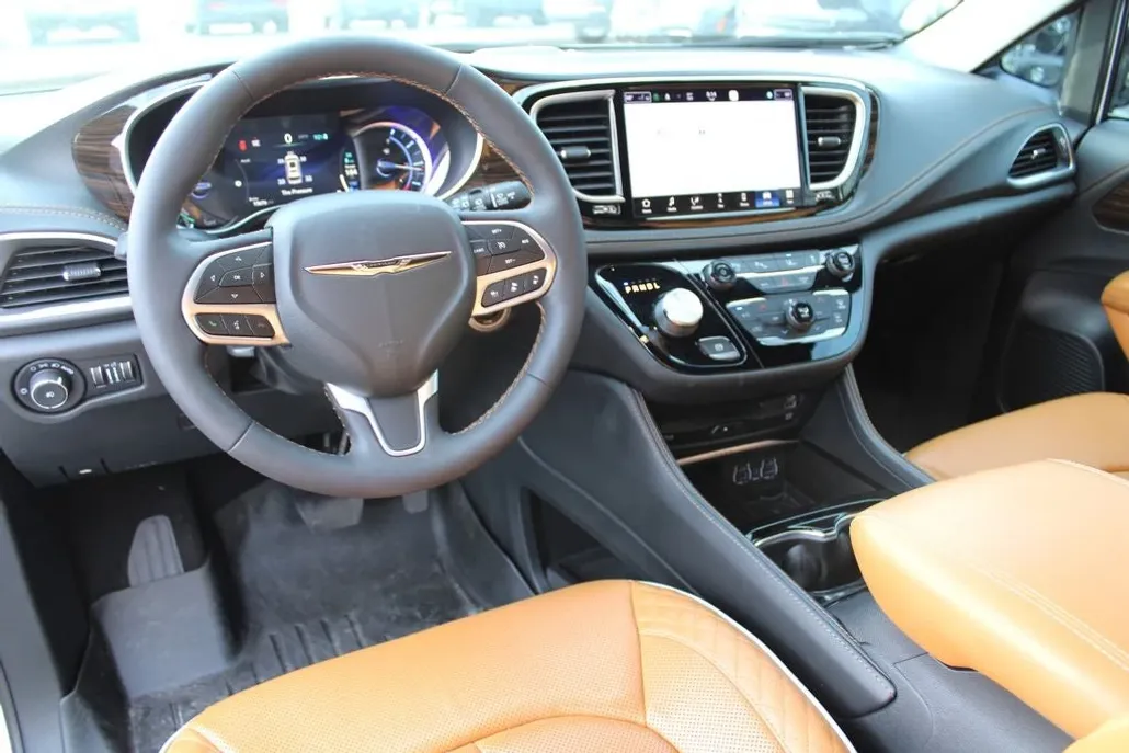 2023 Chrysler Pacifica Hybrid Pinnacle photo 1